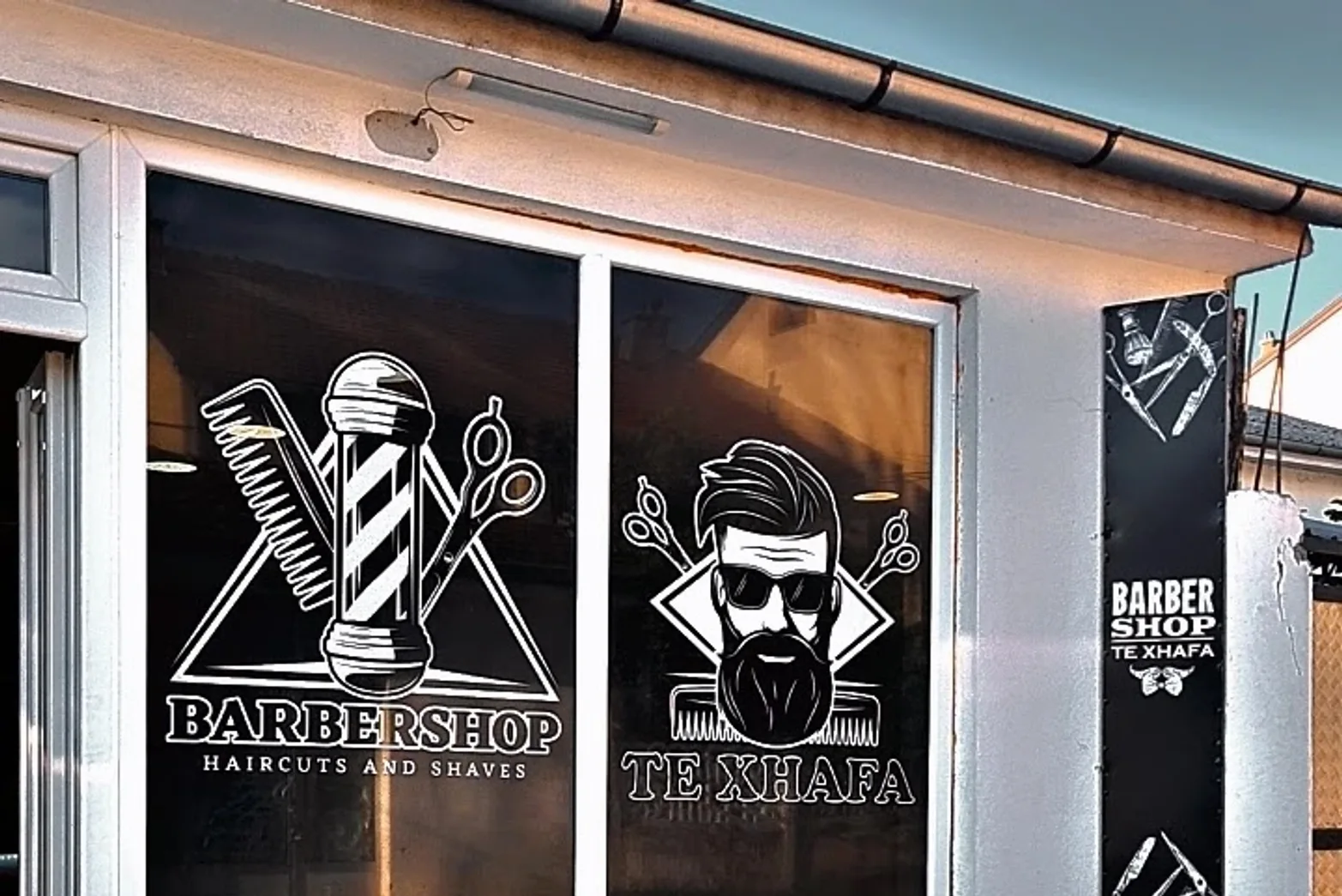 Karriget dhe ambienti i ngrohtë i Barbershop Te Xhafa