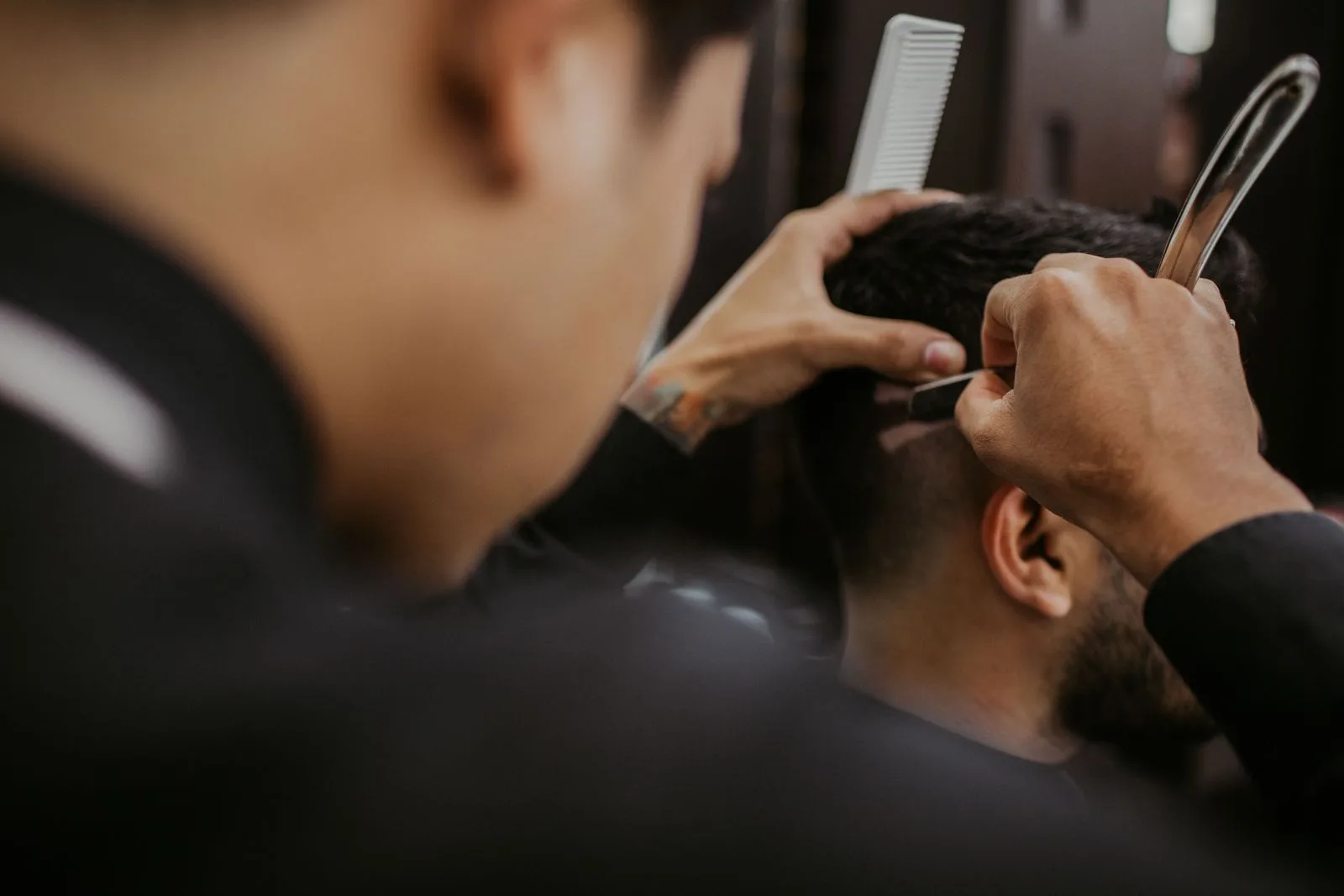Rruajtje me brisk në Barbershop Te Xhafa